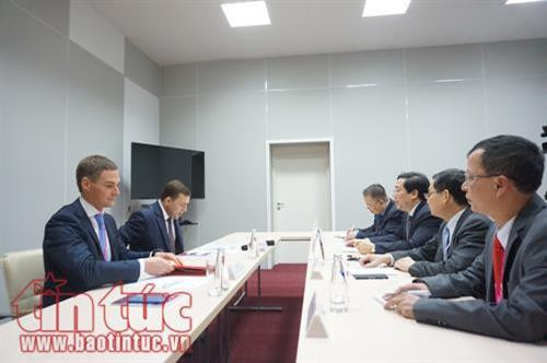 越南代表团会见斯维尔德洛夫斯克州州长叶夫根尼。（图片来源：http://baotintuc.vn）
