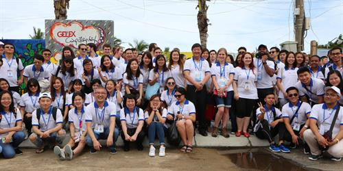 APEC 青年代表团走访广南省。(图片来源:越通社) APEC 青年代表团走访广南省。(图片来源:越通社)