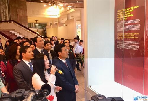 越共中央政治局委员、中央书记处书记、中央宣教部部长武文赏与各代表参观展位。图自互联网