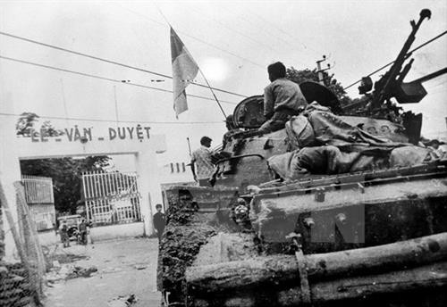 1975年4月30日,第9师坦克攻击西贡特区总部。图自越通社 1975年4月30日,第9师坦克攻击西贡特区总部。图自越通社