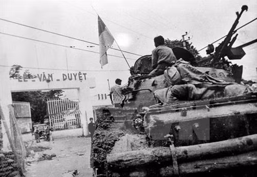1975年4月30日,第9师坦克攻击西贡特区总部。图自越通社 1975年4月30日,第9师坦克攻击西贡特区总部。图自越通社