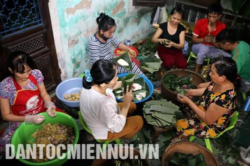 日丽的包粽子手艺人必须熟练和精巧细致，以免包得太紧或太松，影响到粽子的美观和质量。记者 胡求 摄