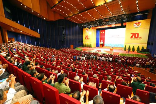 越南伤残军人与烈士日70周年纪念大会全景。(图片来源:越通社) 越南伤残军人与烈士日70周年纪念大会全景。(图片来源:越通社)