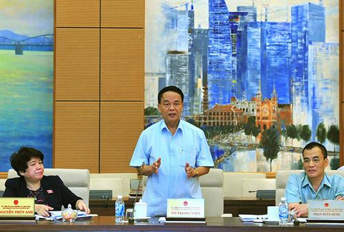 国会国防安全委员会主任武仲越发表意见。（图片来源：越通社）