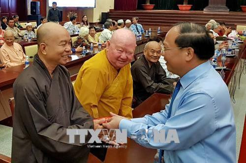 胡志明市委常务副书记必成冈和与会代表握手。（图片来源：越通社）