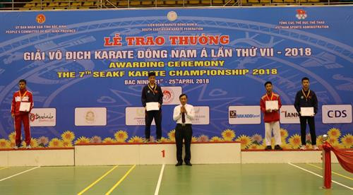 组委会向运动员颁发奖牌。(图片来源:越通社) 组委会向运动员颁发奖牌。(图片来源:越通社)