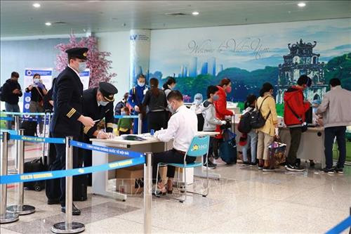 乘坐国内航班的旅客在启程之前必须进行健康申报。图自越通社