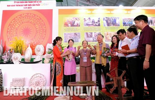 河内市人民委员会常务副主席阮文丑和各位代表参观2019年“一乡一品”国际博览会上的河内市展位。记者 福青