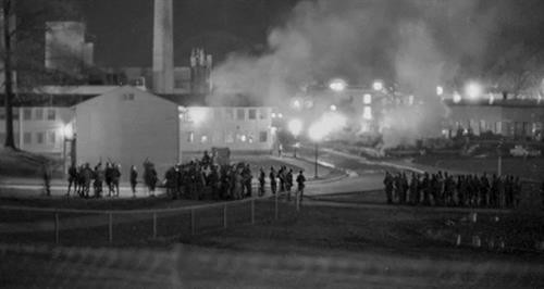 50年前的1975年5月4日，在肯特州立大学大学生反对美国在越南进行战争的反战游行活动。图自Getty Images