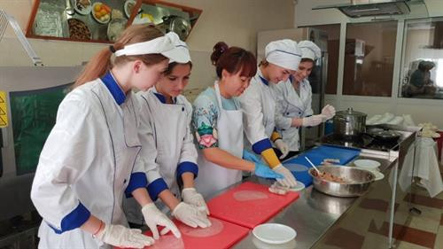 乌克兰朋友学包春卷。（图片来源：越通社）