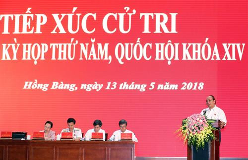 越南政府总理阮春福在海防市开展国会代表接待选民活动。(图片来源:越通社) 越南政府总理阮春福在海防市开展国会代表接待选民活动。(图片来源:越通社)