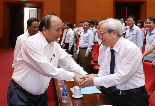 越南政府总理阮春福与海防市选民亲切握手。(图片来源:越通社) 越南政府总理阮春福与海防市选民亲切握手。(图片来源:越通社)