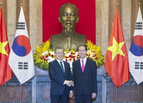越南国家主席陈大光和韩国总统文在寅握手。（图片来源：越通社）