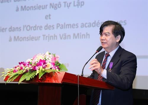 郑文明副教授在仪式上发表讲话。图自越通社