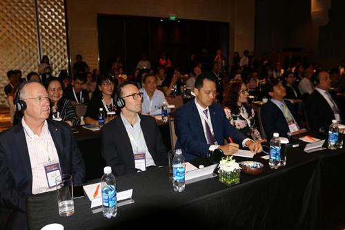 各代表参加研讨会。图自越通社