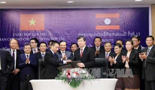 越南财政部与老挝财政部合作计划指导委员会第十三次会纪要签字仪式。(图片来源:越通社) 越南财政部与老挝财政部合作计划指导委员会第十三次会纪要签字仪式。(图片来源:越通社)