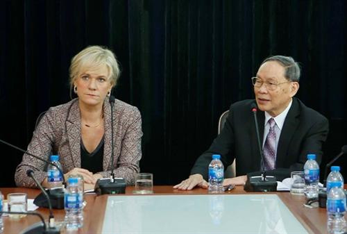 越南橙剂受害者协会主席阮文赢上将与德国左派党副主席西蒙娜·奥尔登堡。图自越通社