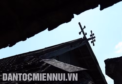 Khau cút是区分西北地区黑泰族同胞和白泰族同胞以及其他民族高脚屋之间的最显著的特点。图：潘英俊 奠边府市清明乡芳利（Phiêng Lơi）村黑泰族同胞屋顶上的“Khau cút”样式。