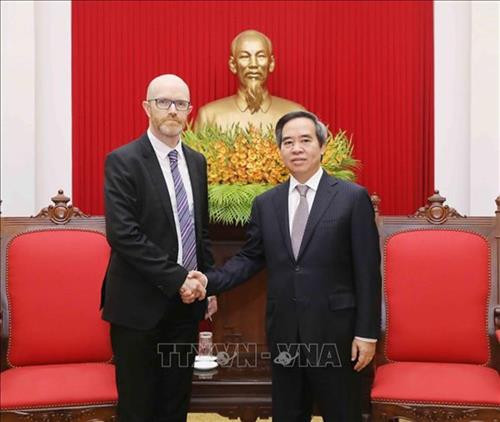 阮文平会见脸书亚太区政策总监西蒙·米尔恩。图自越通社