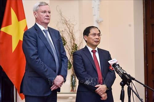 越南外交部副部长裴青山与俄罗斯外交部第一副部长弗拉基米尔·季托夫共同主持新闻发布会。图自越通社 越南外交部副部长裴青山与俄罗斯外交部第一副部长弗拉基米尔·季托夫共同主持新闻发布会。图自越通社