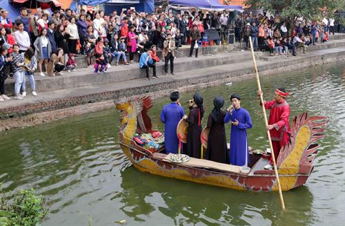除了祭祀活动外，来参加该庙会，游客还有机会沉浸在优雅的官贺文化空间。图自越通社