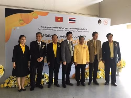 泰国南邦皇家大学博士张氏恒与素叻他尼皇家师范大学教授Chuan Petkaew同与会代表合影。图自越通社