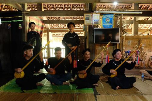 岱依族同胞们为游客们送上天曲演奏节目。图自越通社 岱依族同胞们为游客们送上天曲演奏节目。图自越通社