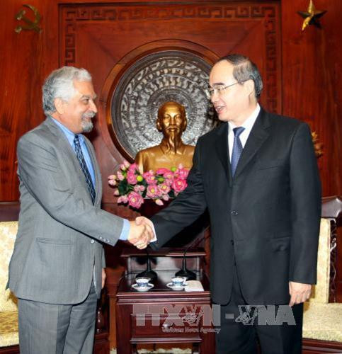 胡志明市市委书记阮善仁会见联合国常驻越南协调员兼联合国开发计划署驻越首席代表马尔霍特拉。（图片来源：越通社）