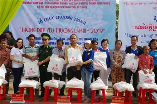 工作代表团向柬埔寨贫困边民赠送400份慰问品。图自越通社