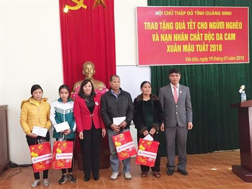 资料图：越南红十字会的“为贫困者和橙毒剂受害者送温暖”运动得到政府总理的表彰。（图片来源于互联网）