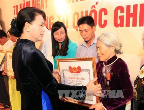 国会主席阮氏金银向烈士家属颁发“祖国记功”证书。(图片来源:越通社) 国会主席阮氏金银向烈士家属颁发“祖国记功”证书。(图片来源:越通社)