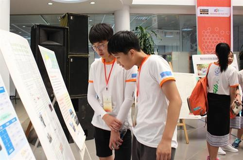 代表们参观夏令营框架下的展会。（图片来源：互联网）