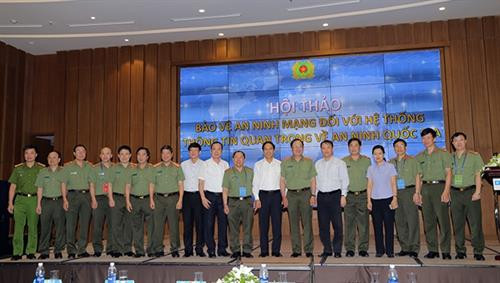 与会代表合影。（图片来源：因特网）