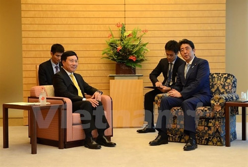 越南政府副总理兼外交部长范平明（左）会见日本首相安倍晋三（图片来源：越通社vietnamplus）