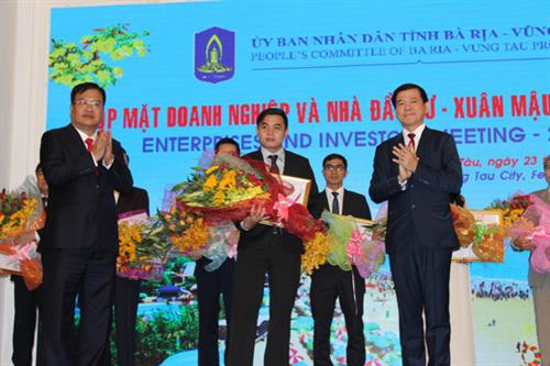 巴地头顿省领导会面投资者 颁发8个投资许可证（图片来源：https://nld.com.vn）
