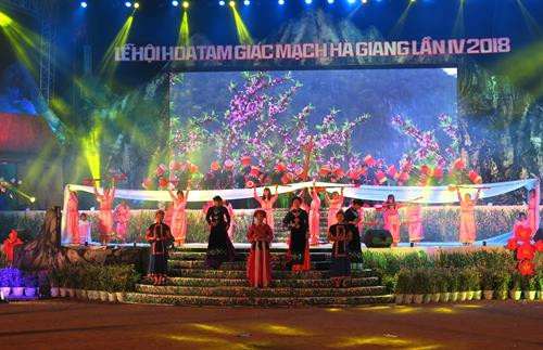 题为“花季色彩缤纷的岩石高原”的2018年河江省荞麦花节开幕式上的表演节目。图自越通社