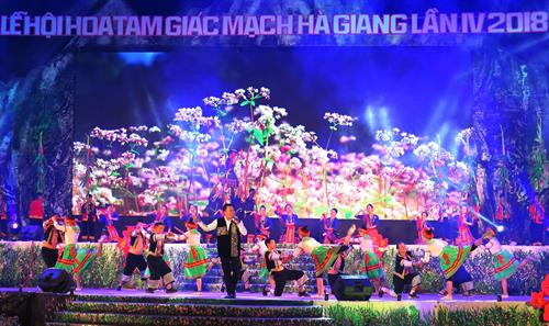 题为“花季色彩缤纷的岩石高原”的2018年河江省荞麦花节开幕式上的表演节目。图自越通社