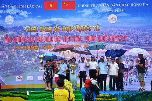 越中“两国一赛道”国际自行车赛开赛仪式。（图片来源：越通社）