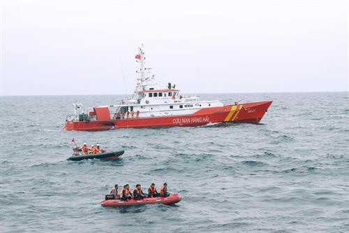 多措并举及时救援海上遇险渔船和渔民。图自https://www.baohaiquanvietnam.vn