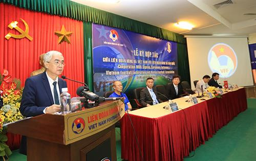 越南足球协会主席黎雄勇在仪式上发表讲话。（图片来源：http://bongdaplus.vn）