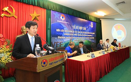 韩国足球协会主席郑梦奎在仪式上发表讲话。（图片来源：http://bongdaplus.vn）