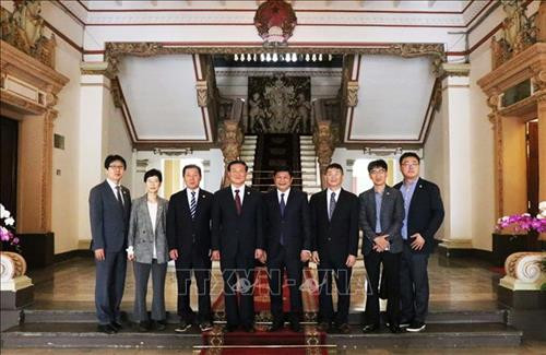 代表们合影。(图片来源:越通社) 代表们合影。(图片来源:越通社)