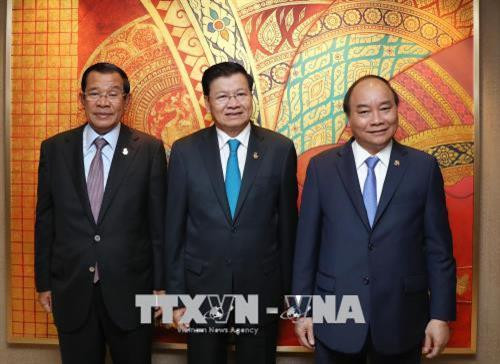 越南政府总理阮春福（右一）与老挝总理通伦·西苏里（中）和柬埔寨首相洪森。越通社记者 统一 摄