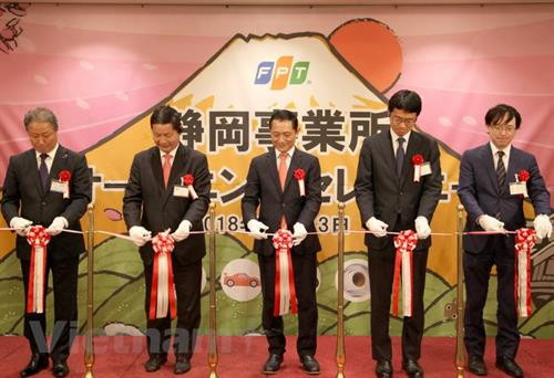 FPT集团总裁张家平同各位领导剪彩。（图片来源：越通社）