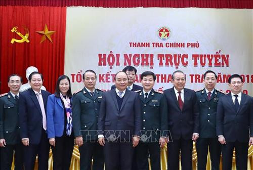 政府总理阮春福、政府常务副总理张和平同与会代表合影。图自越通社