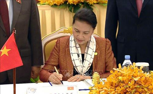 国会主席阮氏金银签署联合通告。图自越通社 国会主席阮氏金银签署联合通告。图自越通社