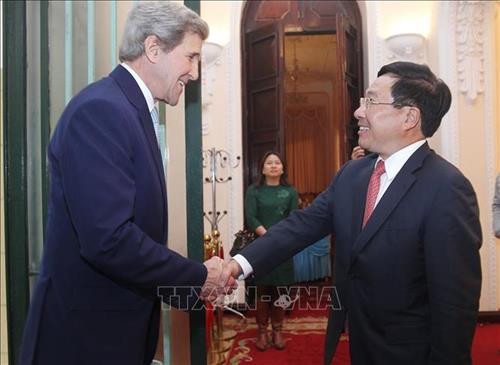 越南政府副总理兼外长范平明会见美国前国务卿约翰•克里。图自越通社