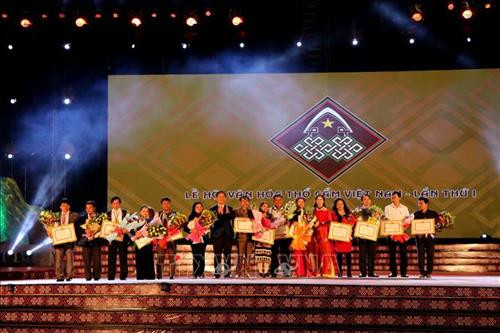 组委会向外国代表团颁发奖状。（图片来源：越通社）