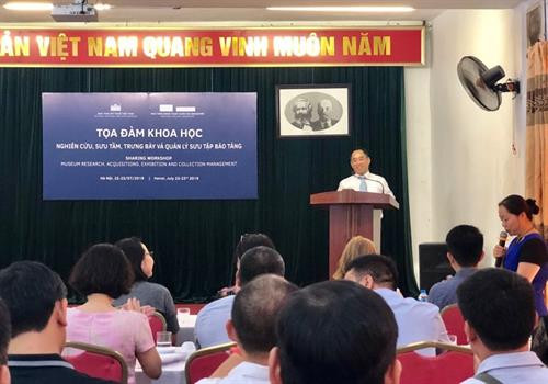 题为“研究、收集、展示和管理博物馆藏品”的学术座谈会。图自https://baotintuc.vn