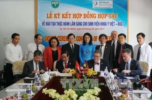 越德培训合作合同签署仪式(图片来源:越通社) 越德培训合作合同签署仪式(图片来源:越通社)